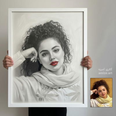 نقاشی چهره دختر جوان با سیاه قلم در حالت آرام