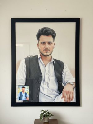 نقاشی چهره مرد جوان با تکنیک مداد رنگی، با نگاهی جدی، روی دیوار.